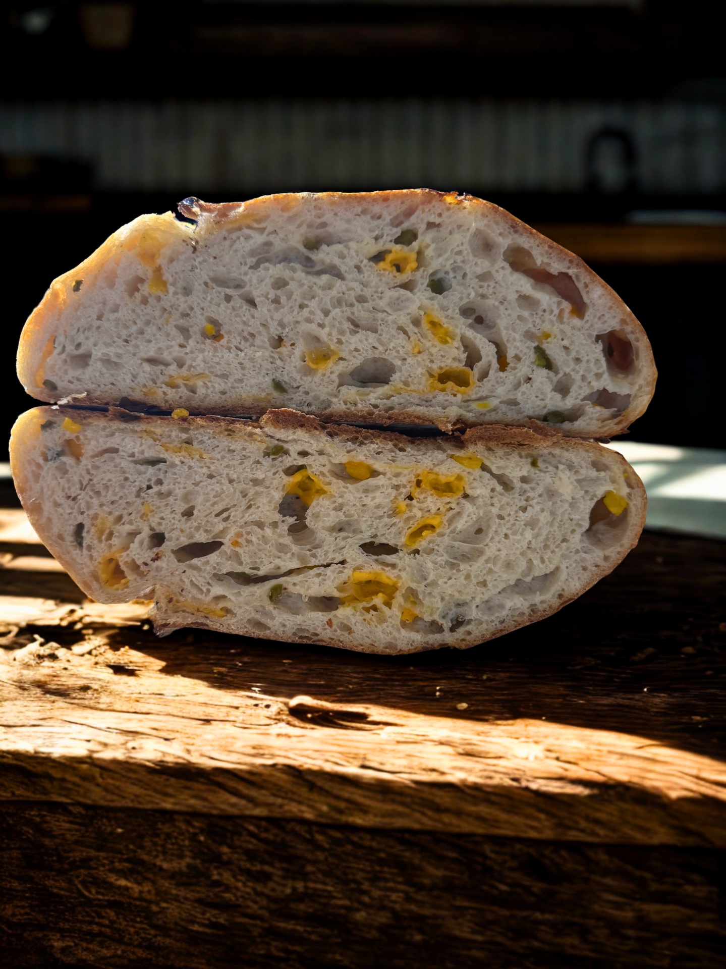 Corte de pan de jalapeño y queso