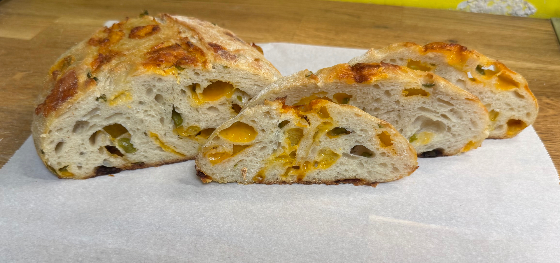 Pan de jalapeño y queso rebanado