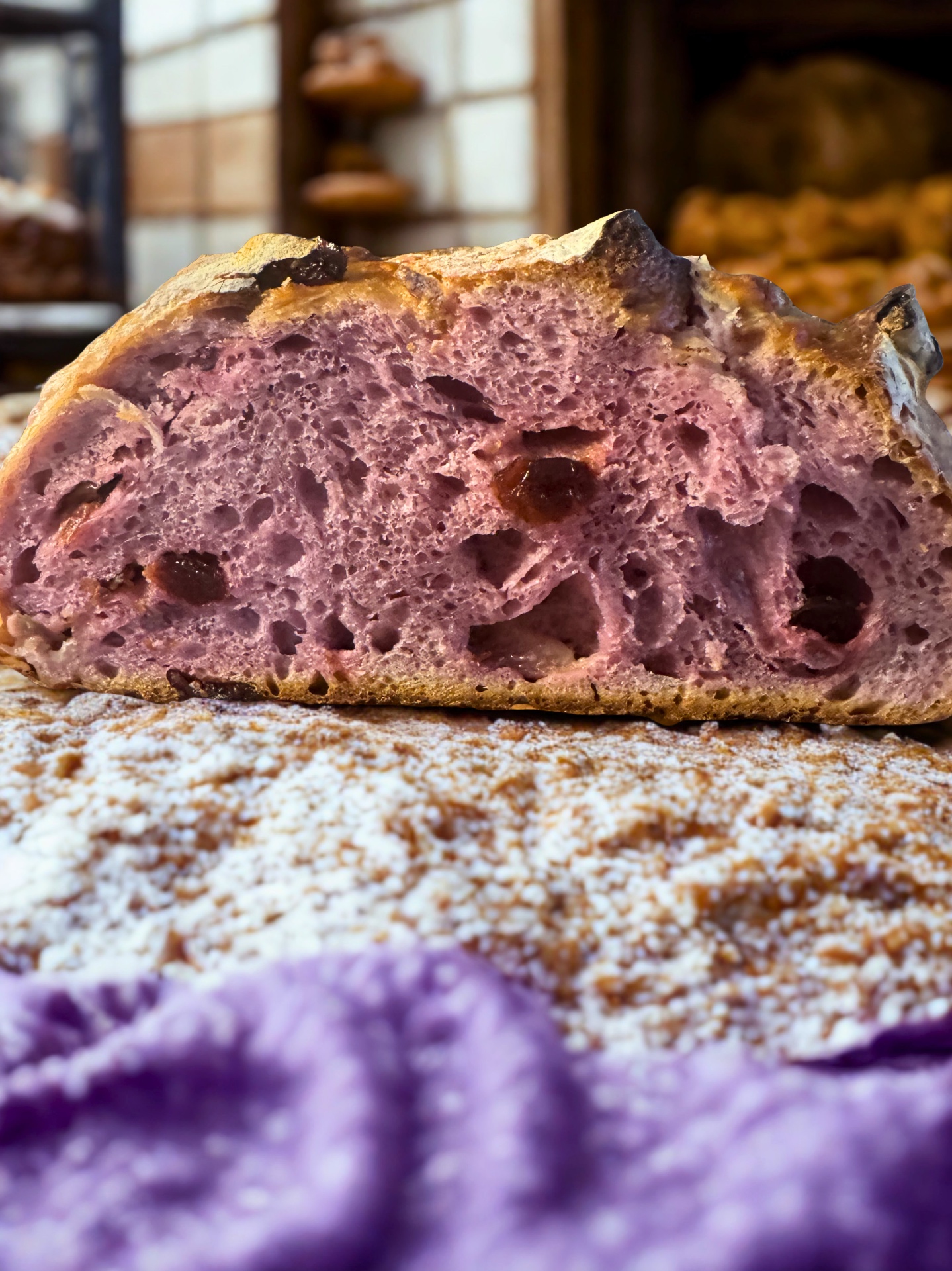 Pan de remolacha en corte